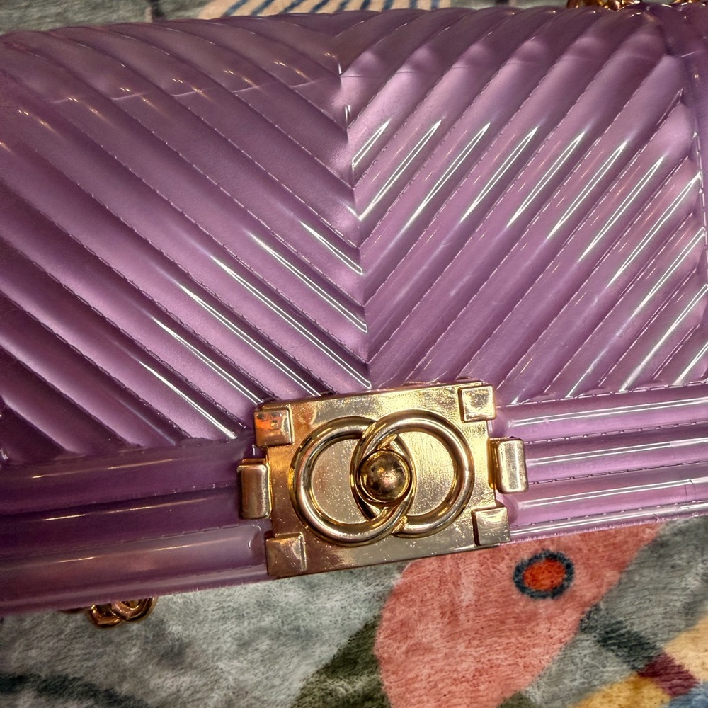 Chic Chevron Purple Crossbody Bag with Gold Chain - Picture 8 of 8